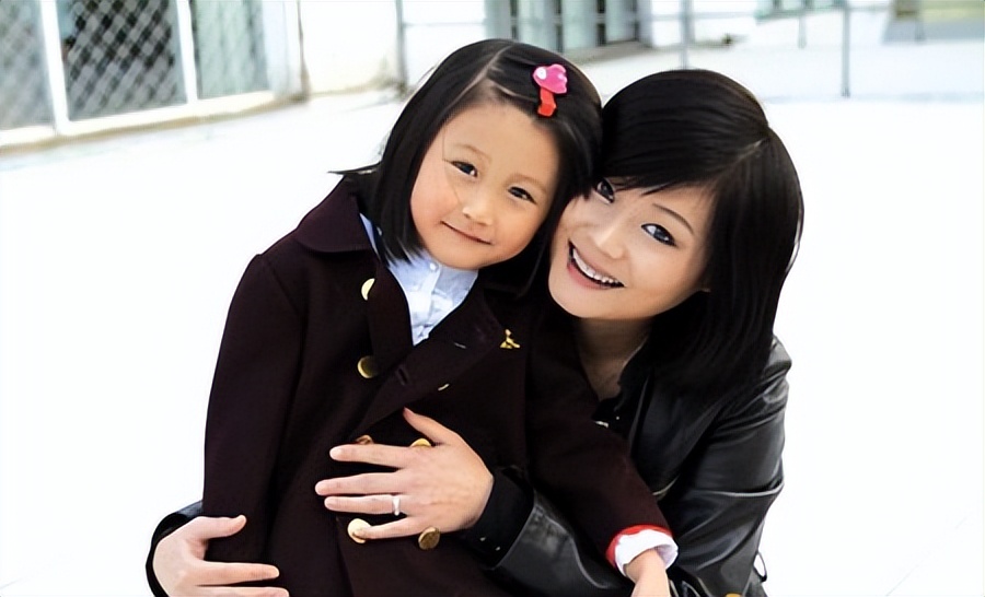 歌手何静,离婚后与女儿相依为命,两段失败的婚姻让她坚强