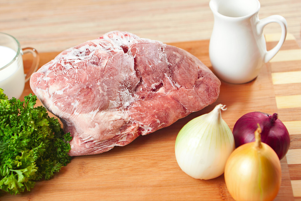 解冻肉，切记别只用水泡，肉贩子教你2招，几分钟搞定，还很新鲜