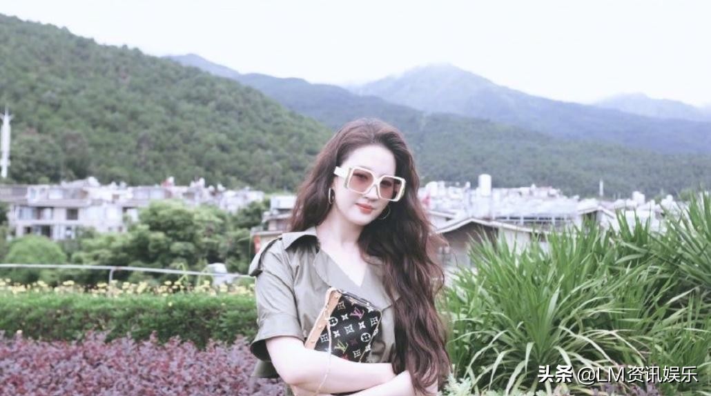 刘亦菲穿长靴戴墨镜魅力十足又美又飒