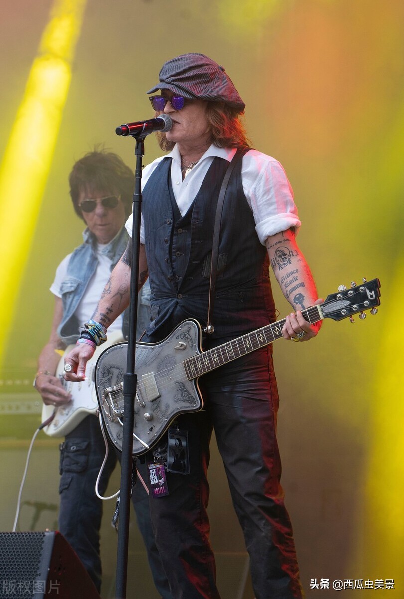 约翰尼-德普在芬兰布鲁斯音乐节演出，激情四起，燃炸全场