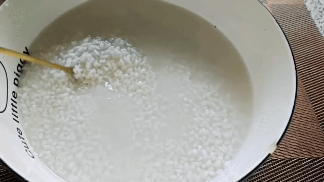 煲仔饭用什么米（记住3个窍门米饭松软锅巴金黄）