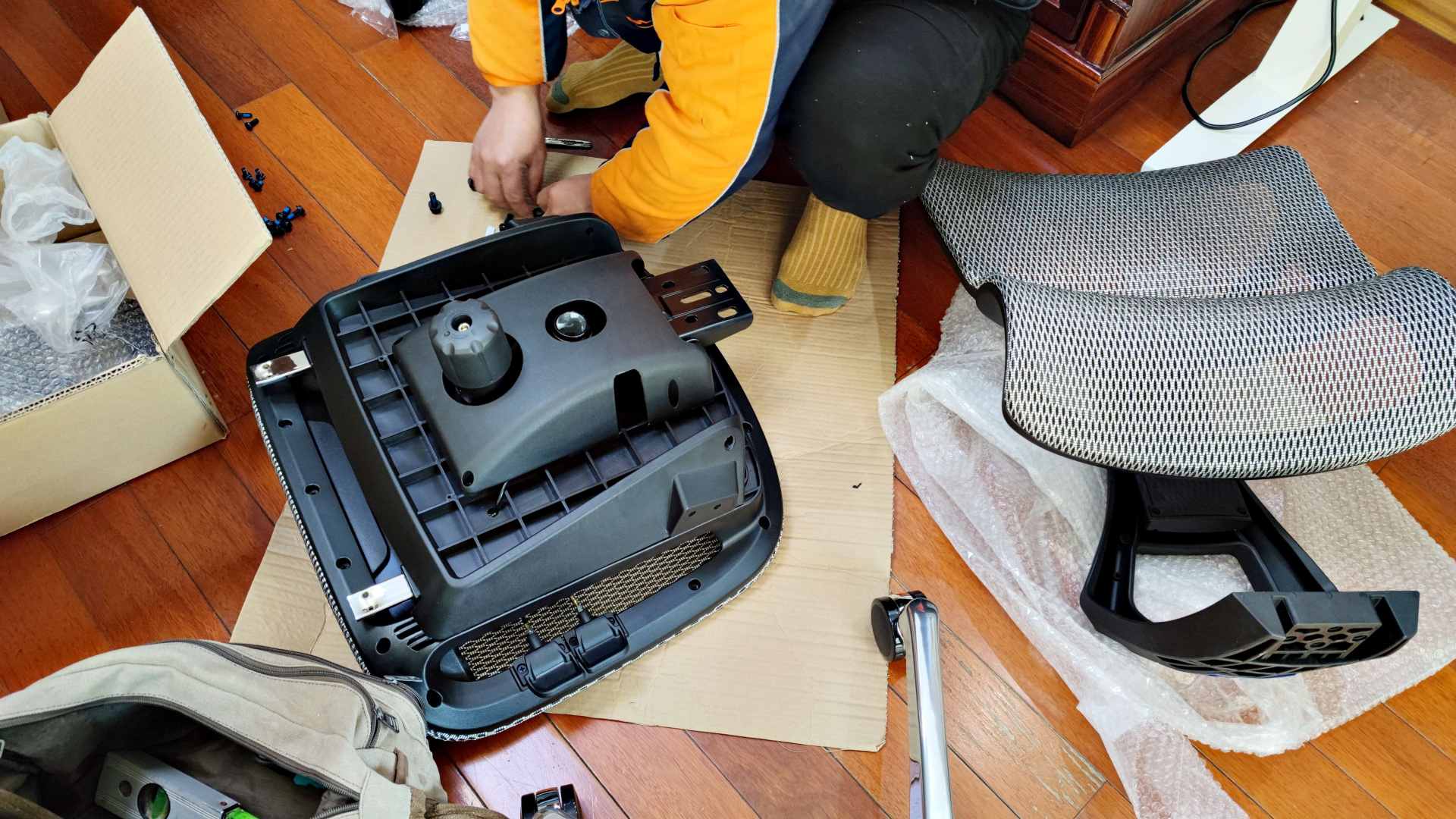 是不是出色的人体工学椅，坐坐才知道