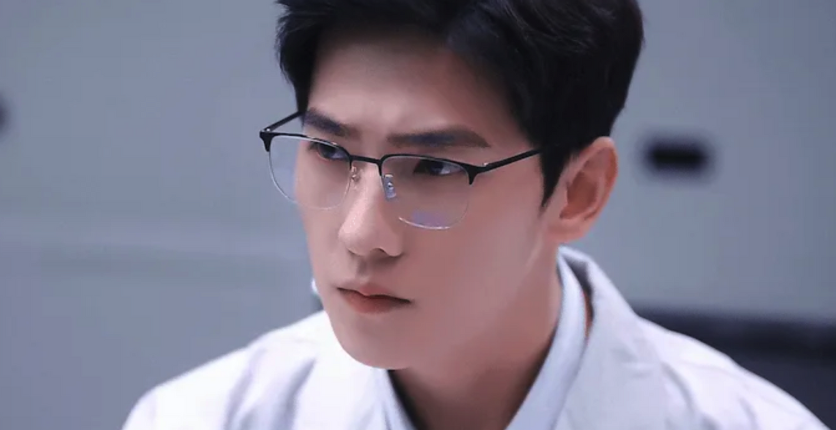 同样是“眼镜造型”，把肖战王一博和吴启华放一起，差距就出来了