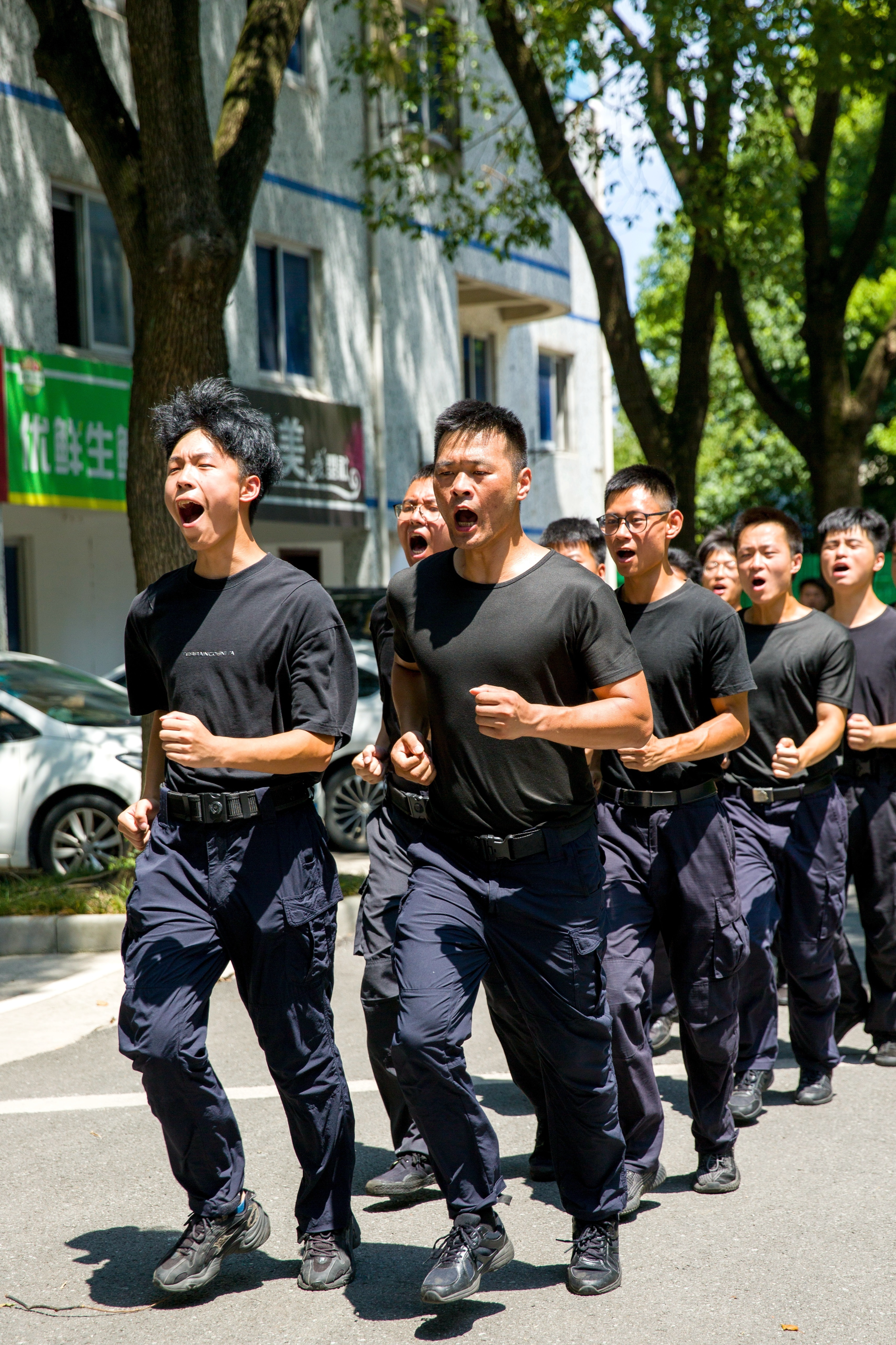 斗酷暑 砺精兵