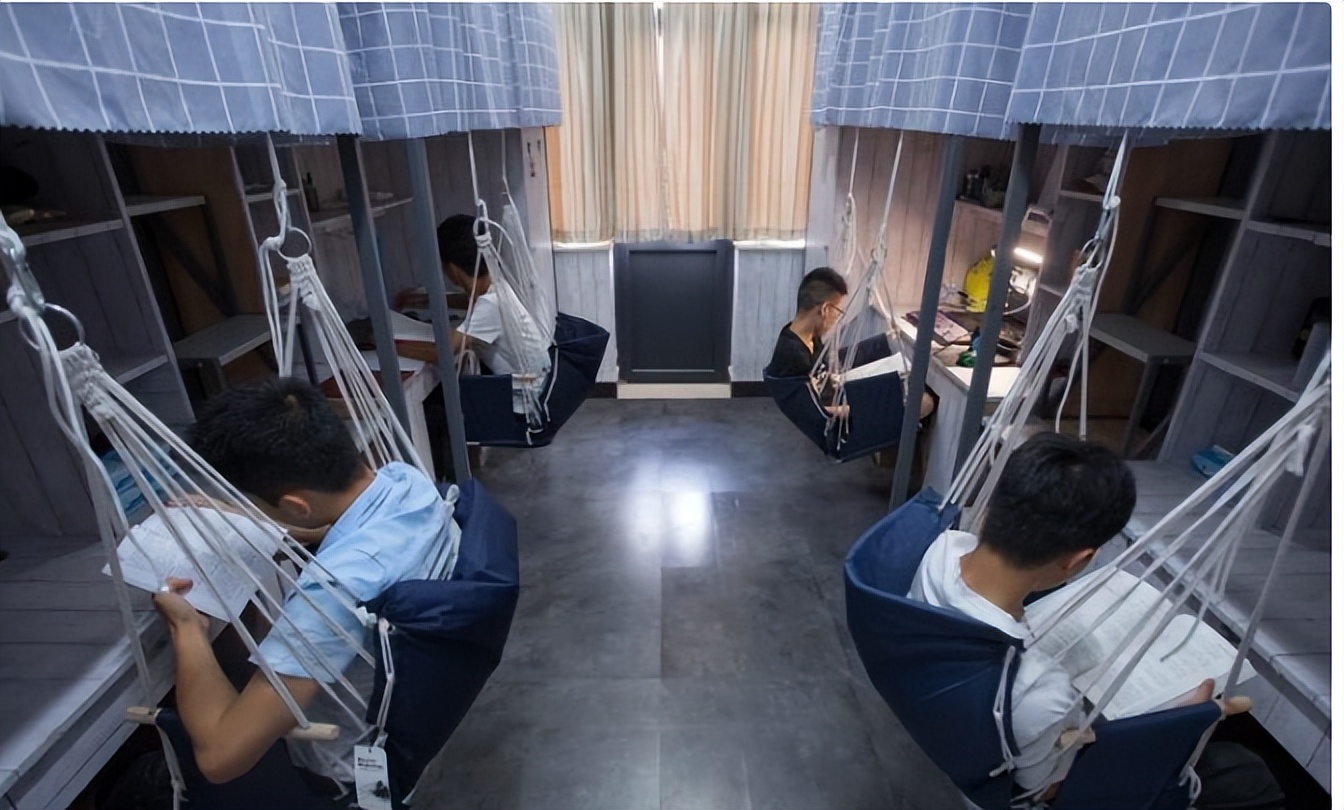 国内最寒酸的大学宿舍排名火了，环境堪比荒野求生，越看越扎心