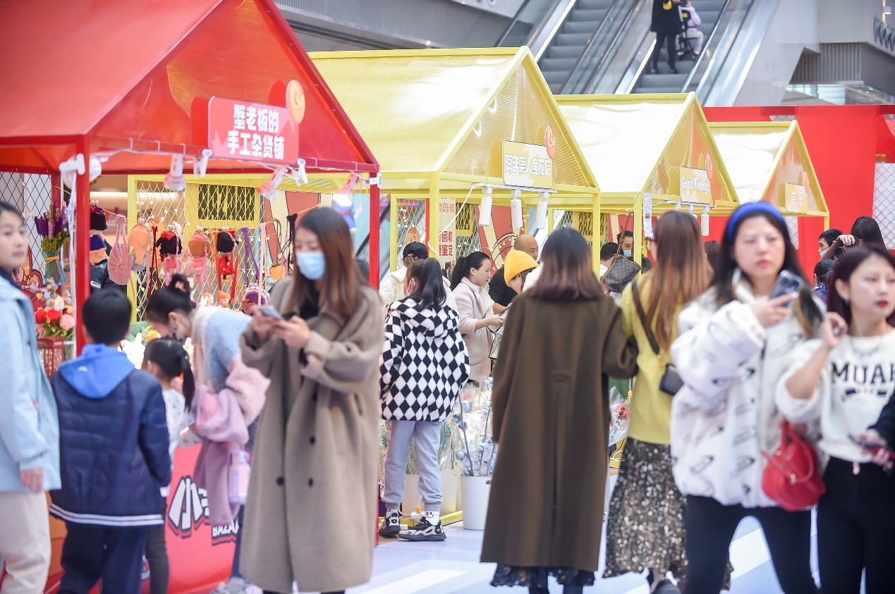 首届天街宝贝新年公演在重庆礼嘉天街举行