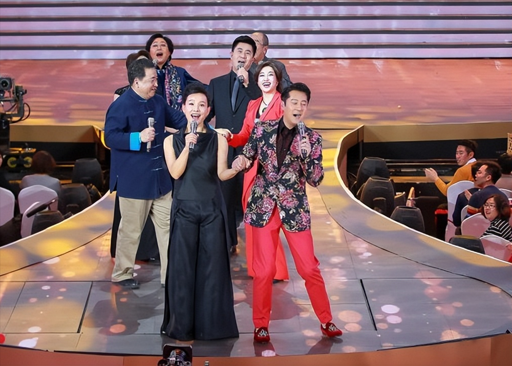 刘晓庆疯狂扮嫩却翻车！穿一身红同框64岁张瑜，浮肿脸暴露无遗