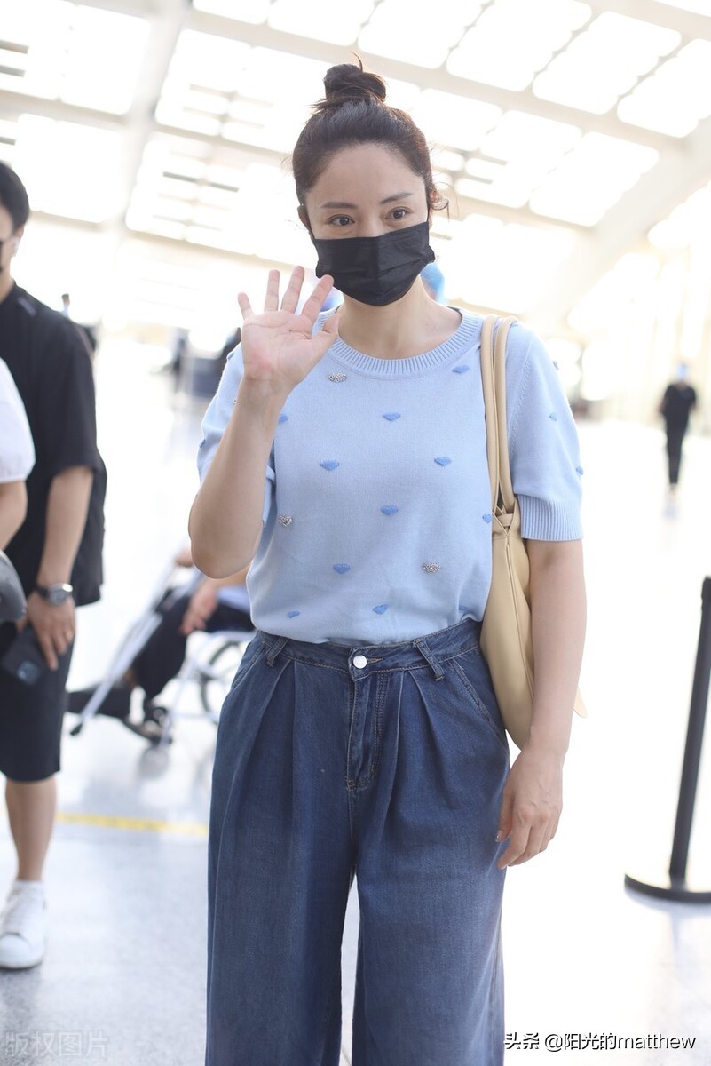 董璇现身北京机场，蓝色短袖上衣搭配阔腿牛仔裤休闲随性