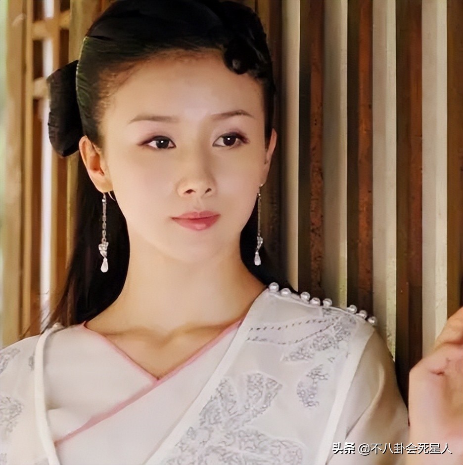 娱乐圈“假下巴”大赏，又尖又翘，一笑下巴原地起飞太吓人