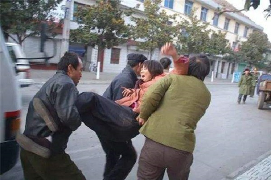 20岁花季少女，被拐入深山十几年，村民知情为何无人搭救？