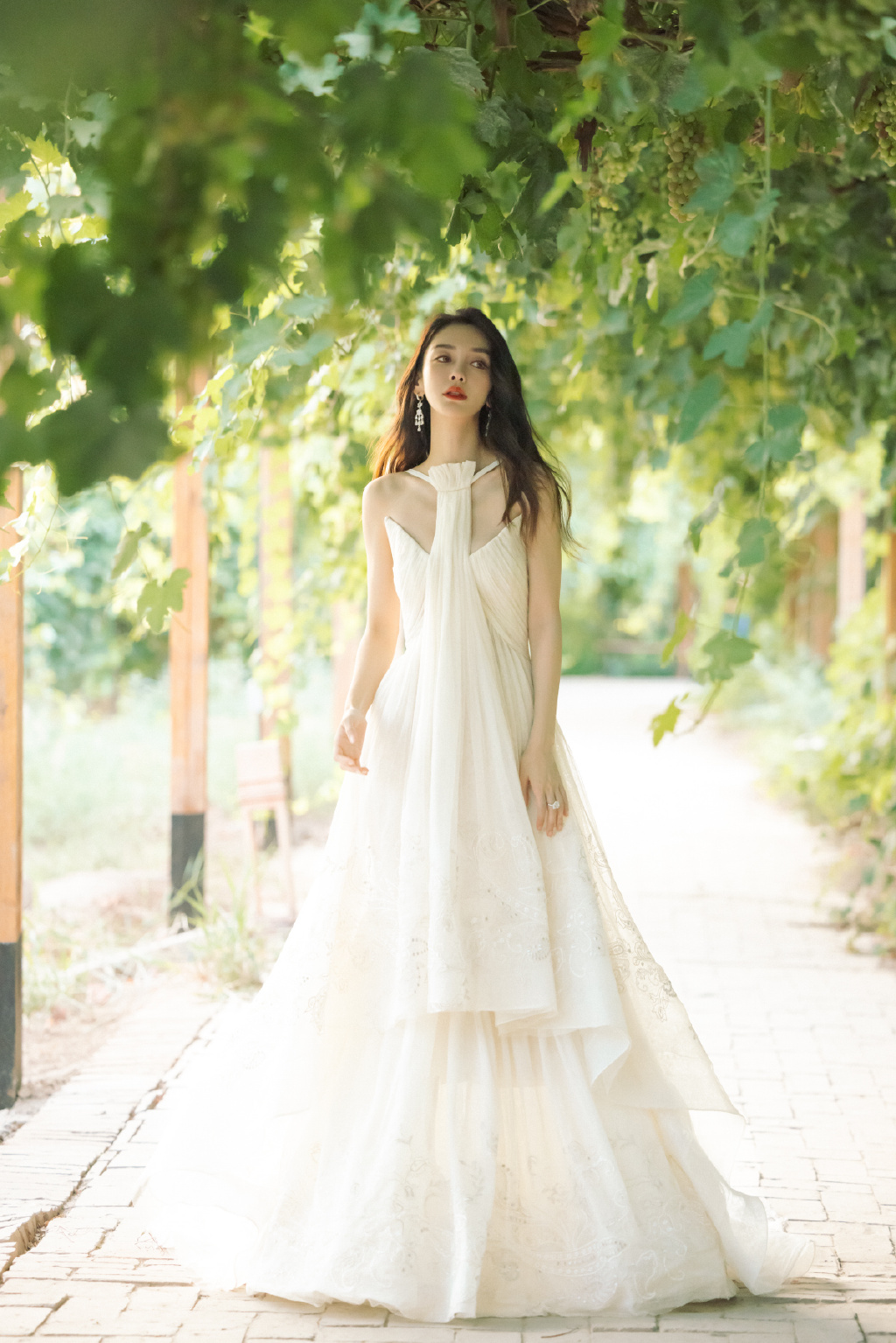 没有红毯也穿高定，baby百元耳环配高定，赵丽颖礼服不服帖靠修图