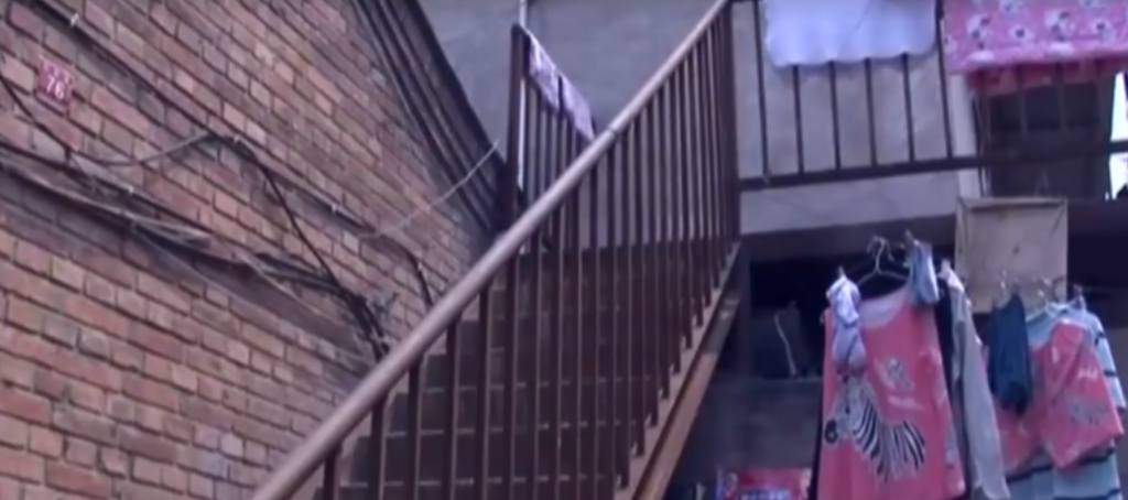 北京父亲59间房，儿子却租住地下室，父亲：我没有伺候他的义务