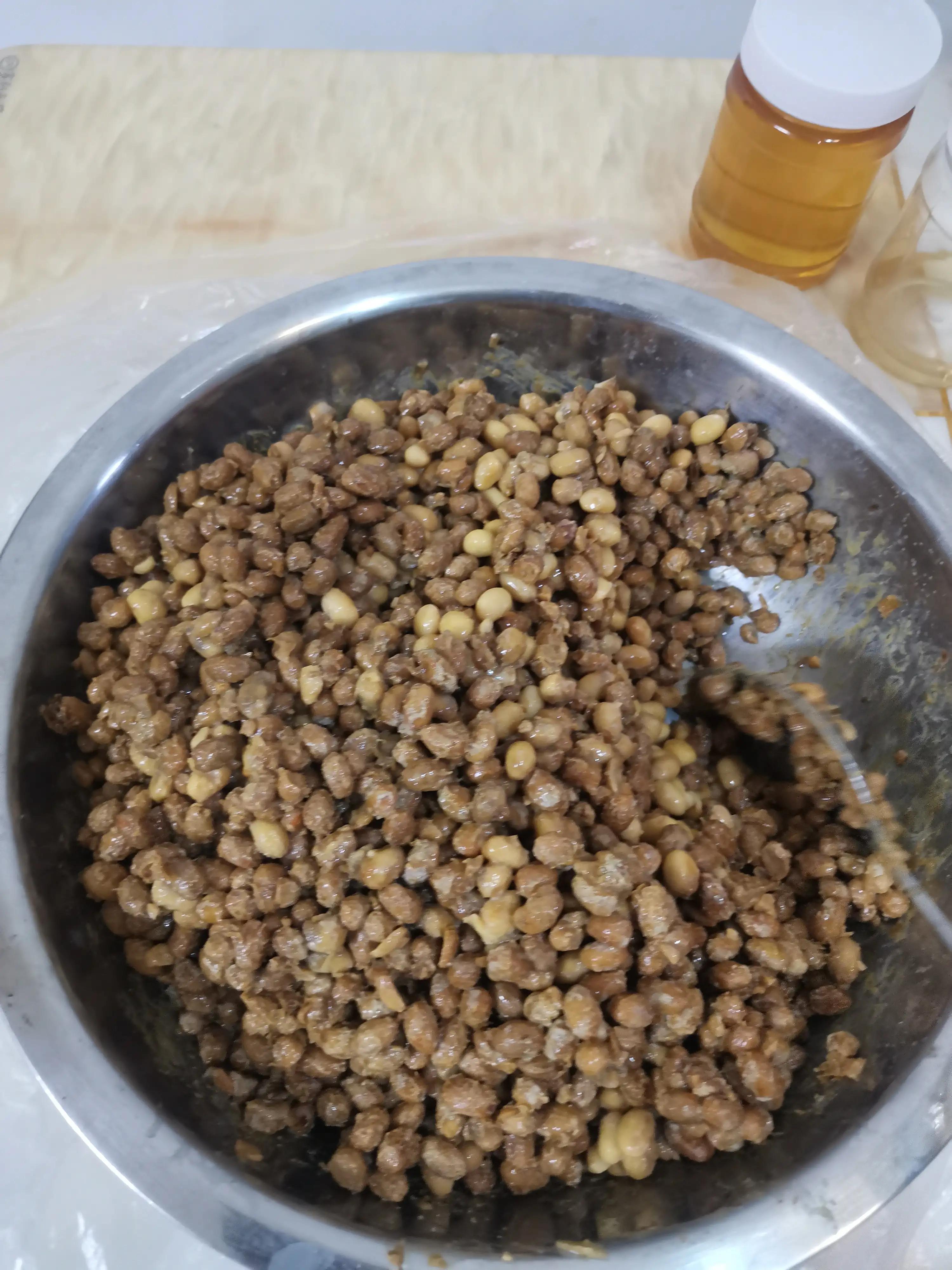 用勺子扒拉开酱豆子看了一下,有点失望,用勺子扒拉了几次发现拉丝很少