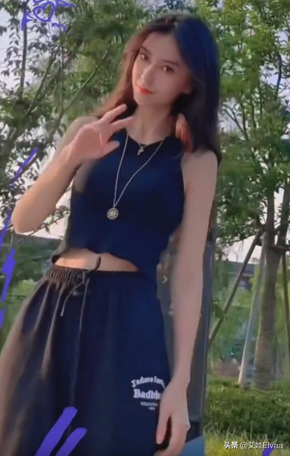 Angelababy豪宅区玩滑板，穿露脐装长裤，窄腰细腿少女身材真窈窕