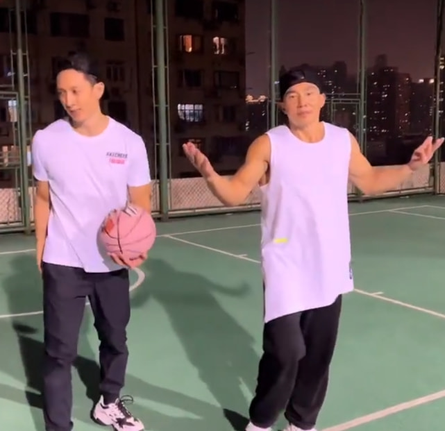 吴尊刘畊宏带娃打球，NeiNei耍赖撒娇，Max吃糖补充体力好欢乐