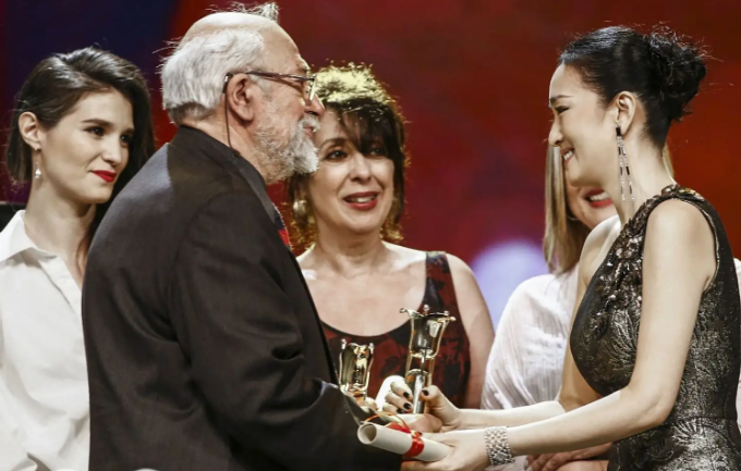 赵丽颖演“何幸福”首播引关注，网友：珠玉在前，真不是美就行了