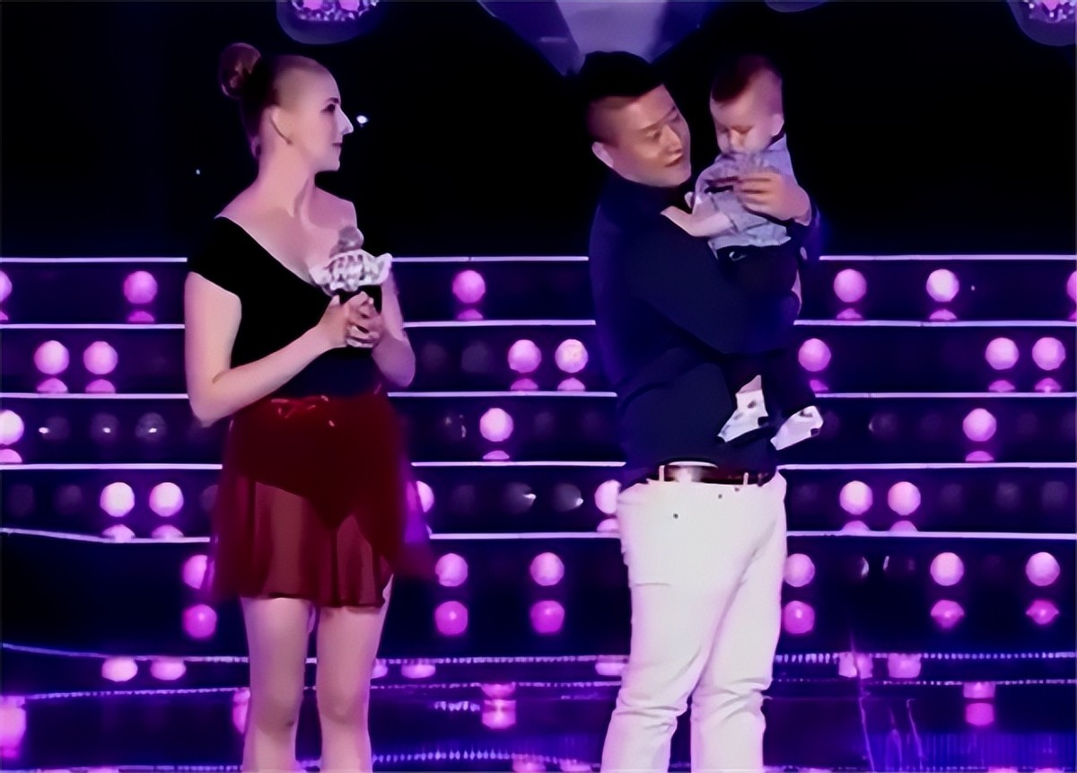 外国美女倒追中国"三无"小伙,自己买戒指结婚,如今生活很幸福