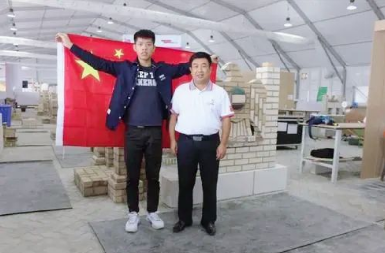 广东小伙初中毕业上职高，19岁靠砌墙成世界冠军，却拒绝百万年薪