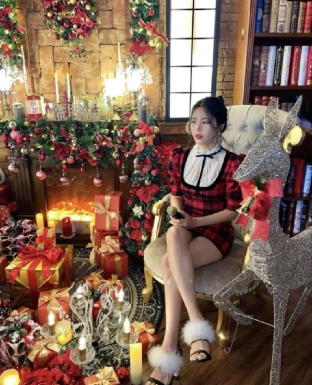 韩女星穿着超小的修身连衣裙，“白嫩蜜大腿”