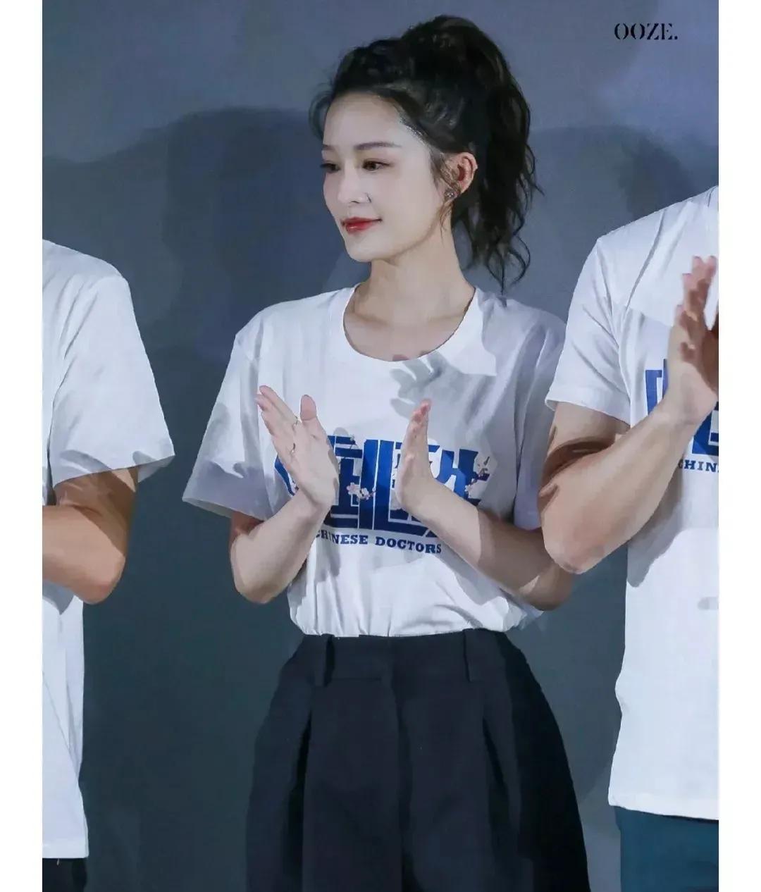 李沁清新自然，微卷高马尾，简单白T黑裤，骨子里的美无需华服