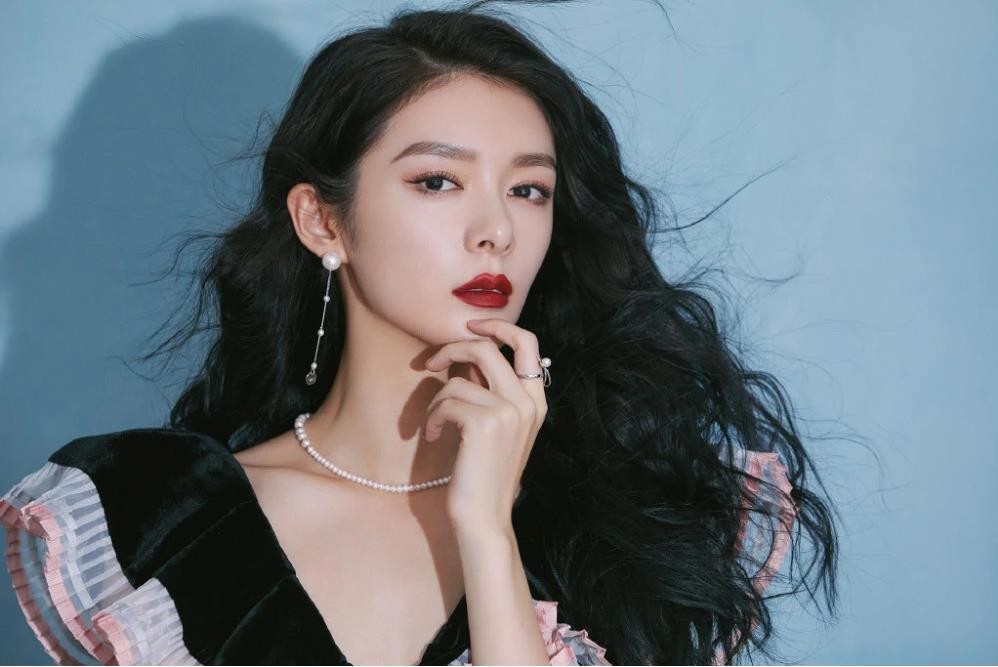 985毕业科班出身，实力不俗被称小邓紫棋，因生病变丑遭外貌羞辱