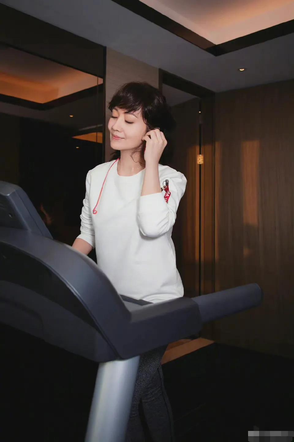 赵雅芝、陈数、殷桃等一众大龄女星，如何保持身材，做法值得学习