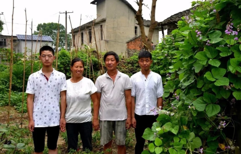 父母残疾全家靠吃野菜度日，大哥辍学打工供他上学，如今考进清华
