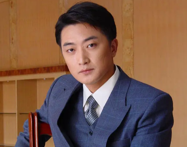 邵峰夫妇暂居加拿大！滑雪参加派对生活滋润，16岁女儿在当地出生