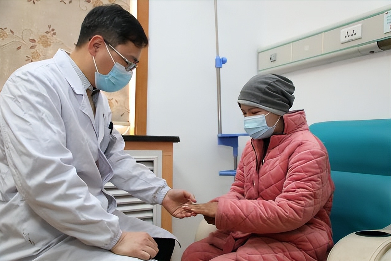 湖北女孩全市第一考进北大，收到通知书时才知道，妈妈患癌1年了