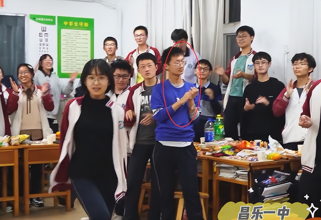 高考美女考场图片（高三班举办party缓解压力）