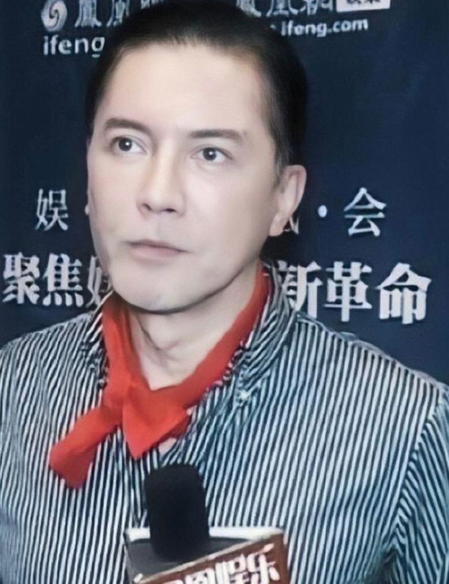 尊龙老了依然是男神，白发不染仍有贵族气质，优雅到骨子里的男人