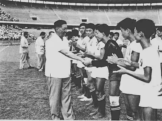 男足多久没进奥运会(1957年，国足在世预赛输给印尼，贺龙大怒：不好好练，还开饭吗？)