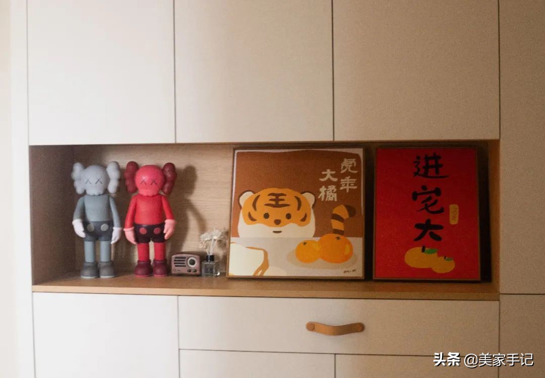 再买房，我一定沙发不靠墙，学她家定制一组柜子，美观实用又大气