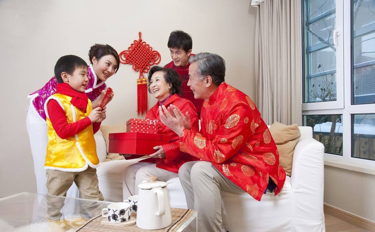 过年长辈送礼送什么好（送长辈送什么好）