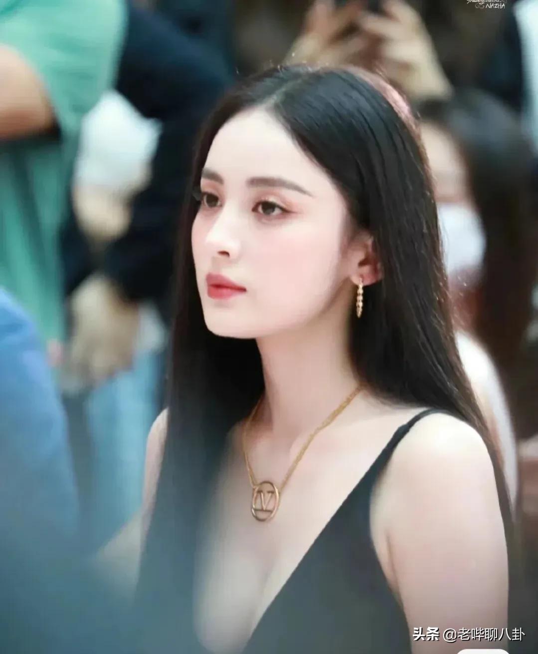 明艳美人娜扎活动生图，高挑匀称的身材，皮肤白皙光滑，看不腻啊