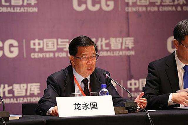 中国入世谈判最后一天，朱镕基说道：龙永图，你不要再递条子了