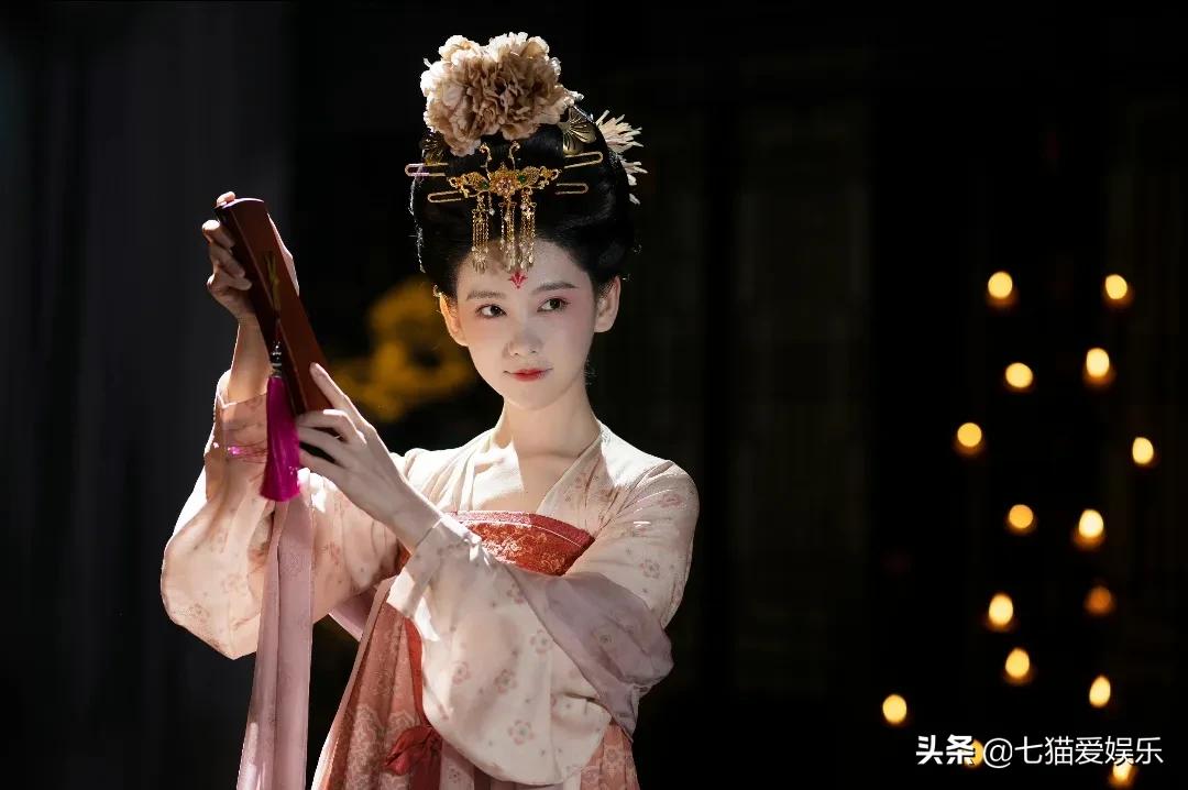 女星的辨识特质：赵丽颖的小脚，刘诗诗的天鹅颈，李沐宸的招风耳