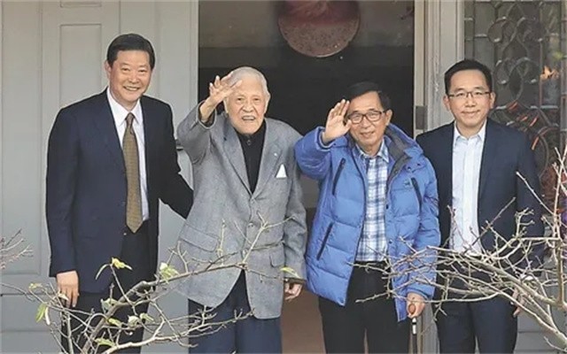 2020年李登辉遗体火化，女子当众泼其肖像油漆：死有余辜