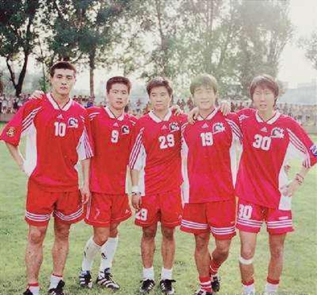 足球02年世界杯中国队视频(回顾国足2002年晋级世界杯：占天时地利人和，现役国足为何赶不上)