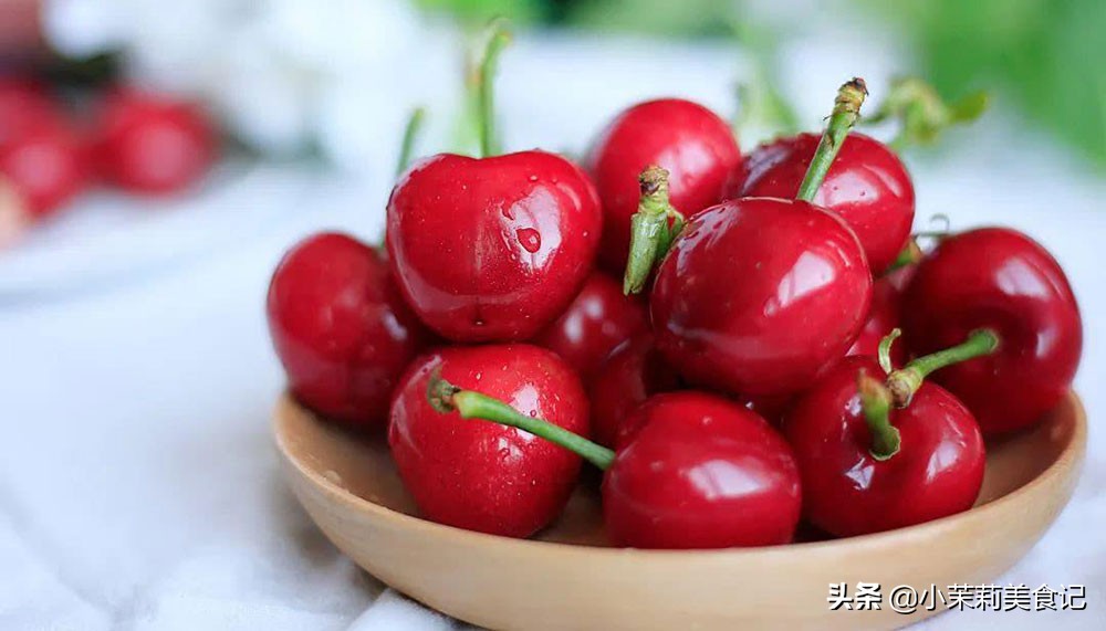 女人们：皮肤干燥，别只会敷面膜，常吃8种食物，水润嫩白美美哒