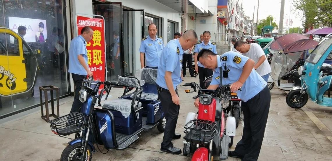 咸安區(qū)市場監(jiān)管局聯(lián)合交警開展三輪四輪電動車專項治理