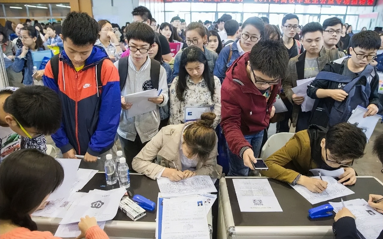 深圳初中语文教师招聘（江苏一中学招聘语文老师）