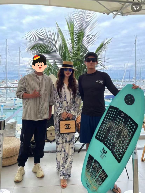 杜江风波后首与老婆同框，挨着霍思燕合照却单手背后，俩人无互动