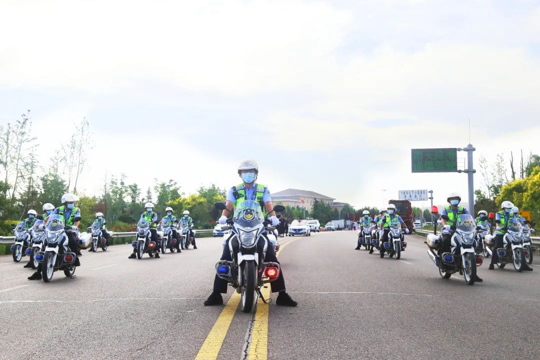 【“疫”线暖同袍“疫”路载誉归】万荣交警护送援沪天使平安回家