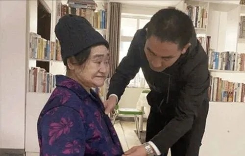 14年前他背“疯娘”求学，拒绝55万年薪，如今改变千名学子命运