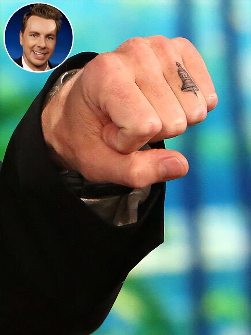 达克斯,为了代替结婚戒指,在无名指上纹了一个铃铛纹身,以纪念妻子