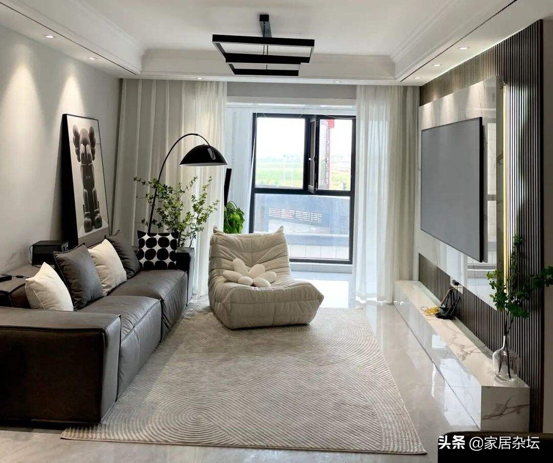 黑白灰现代简约风：黑色系装修效果图解析