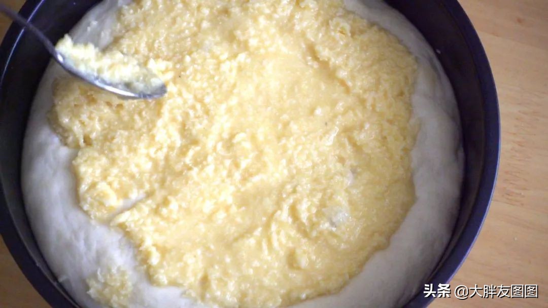 配方揭秘！椰蓉大面包的做法，软蓬蓬，热乎乎，一出炉就忍不住了