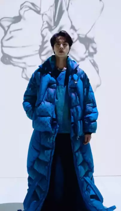 让网友们费解的 LV 长羽绒却被 BTS Jin 完美消化?