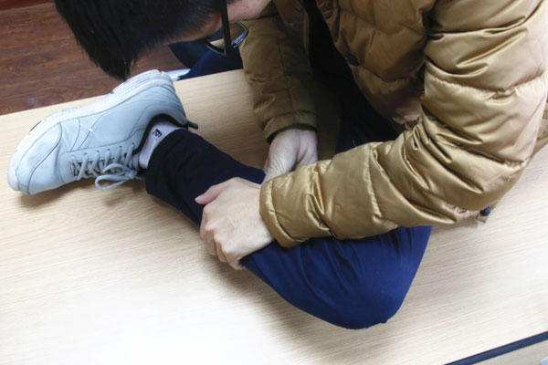 睡觉小腿总抽筋，是缺钙吗？光靠补钙还不够，揪出4个诱因是关键